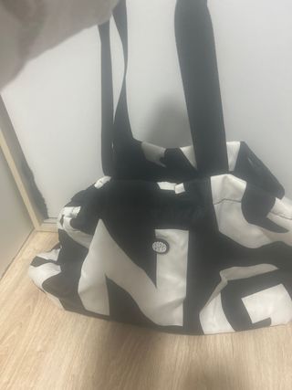 Bolso gran capacidad estampado blanco y negro