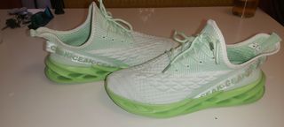 Zapatillas deportivas verdes y blancas talla 41-42