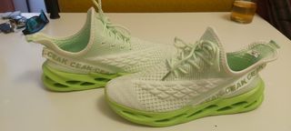 Zapatillas deportivas verdes y blancas talla 41-42