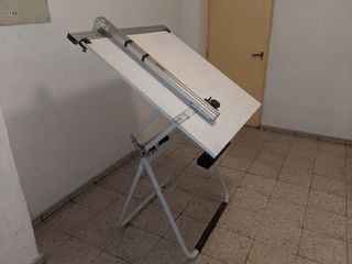 Mesa de dibujo con tecnígrafo