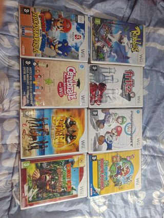 Nintendo Wii con 8 giochi, 2 controller e relativi cavi