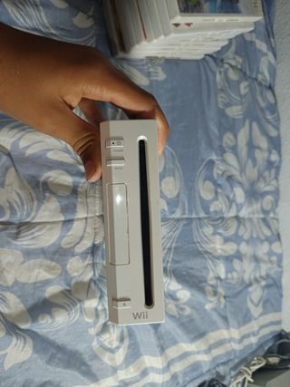 Nintendo Wii con 8 giochi, 2 controller e relativi cavi