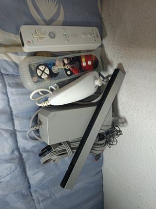 Nintendo Wii con 8 giochi, 2 controller e relativi cavi