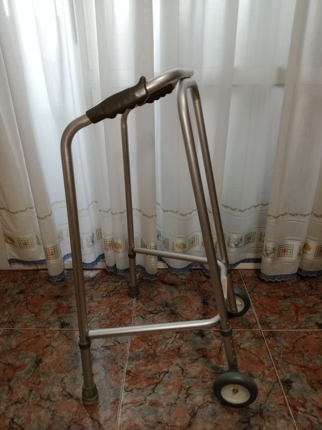 Andador para personas mayores con ruedas