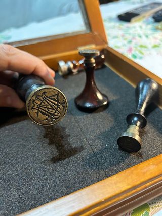 8 Sellos de lacre vintage y un mango material nobl