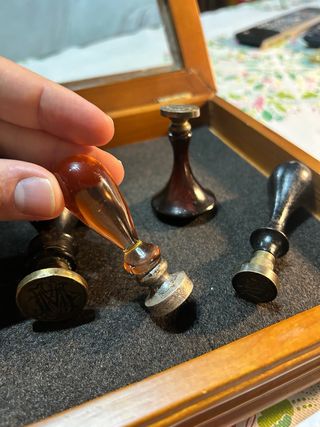 8 Sellos de lacre vintage y un mango material nobl