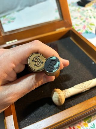 8 Sellos de lacre vintage y un mango material nobl