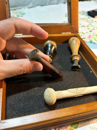 8 Sellos de lacre vintage y un mango material nobl