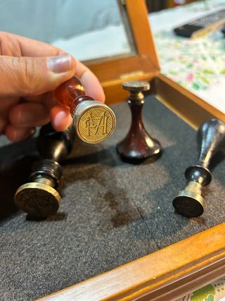 8 Sellos de lacre vintage y un mango material nobl