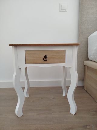Mesita de noche blanca y madera