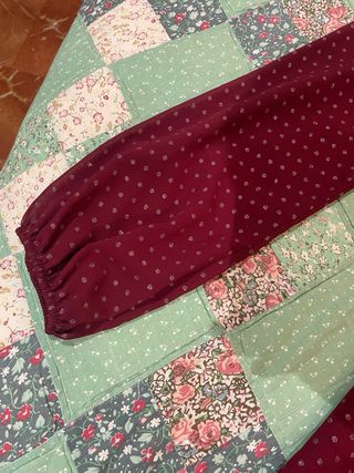 Vestido mini granate con topos dorados