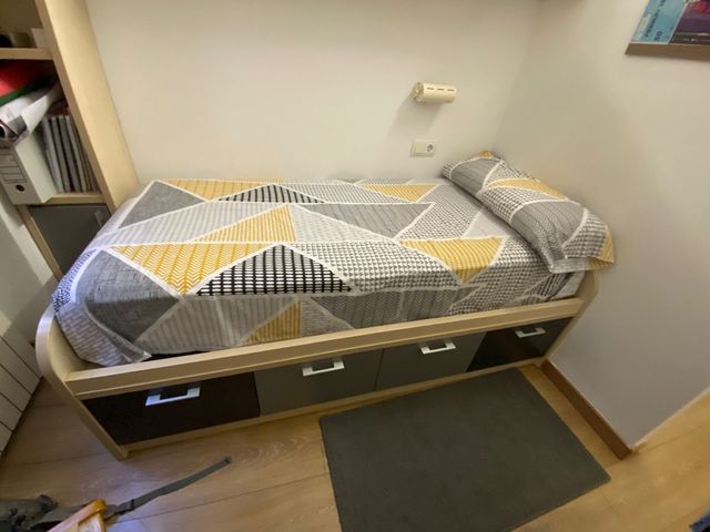 Cama con estructura de madera.