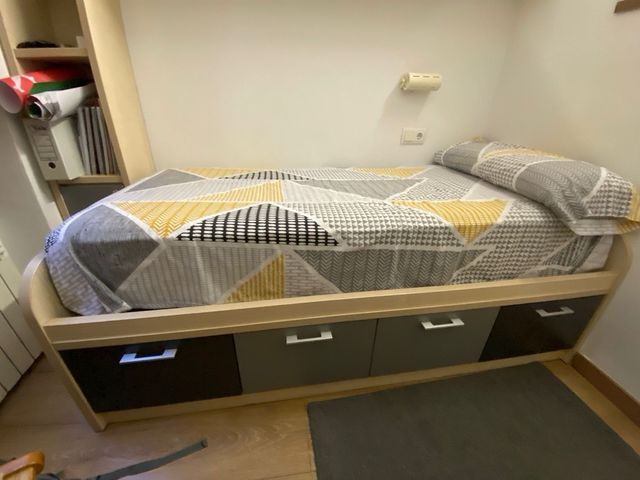 Cama con estructura de madera.