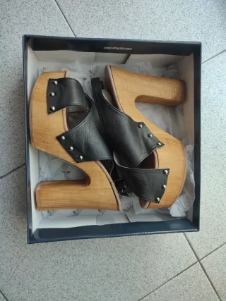 Sandali con tacco in legno e pelle nera