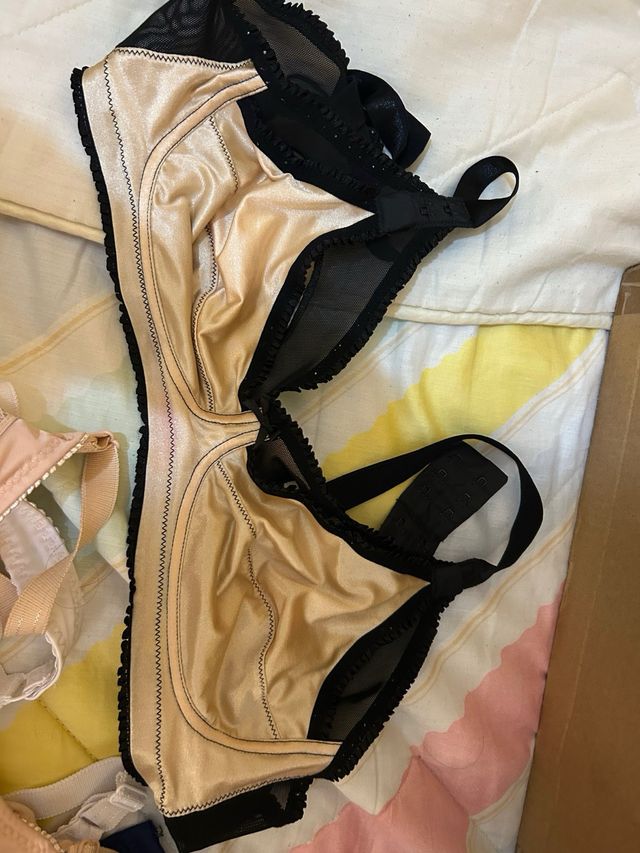 Lote de sujetadores beige y blanco