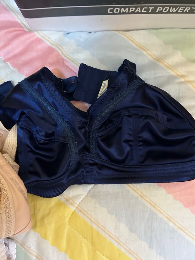 Lote de sujetadores beige y blanco