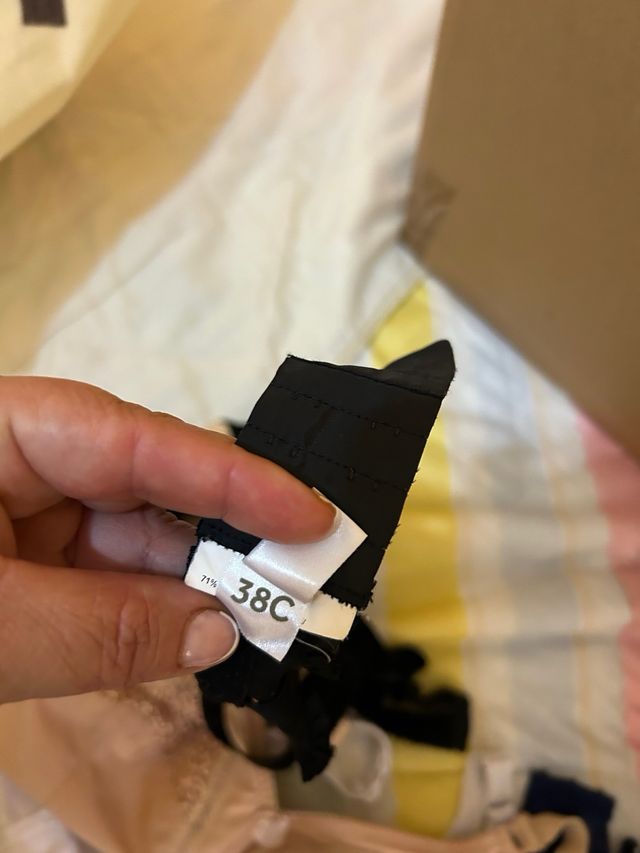 Lote de sujetadores beige y blanco