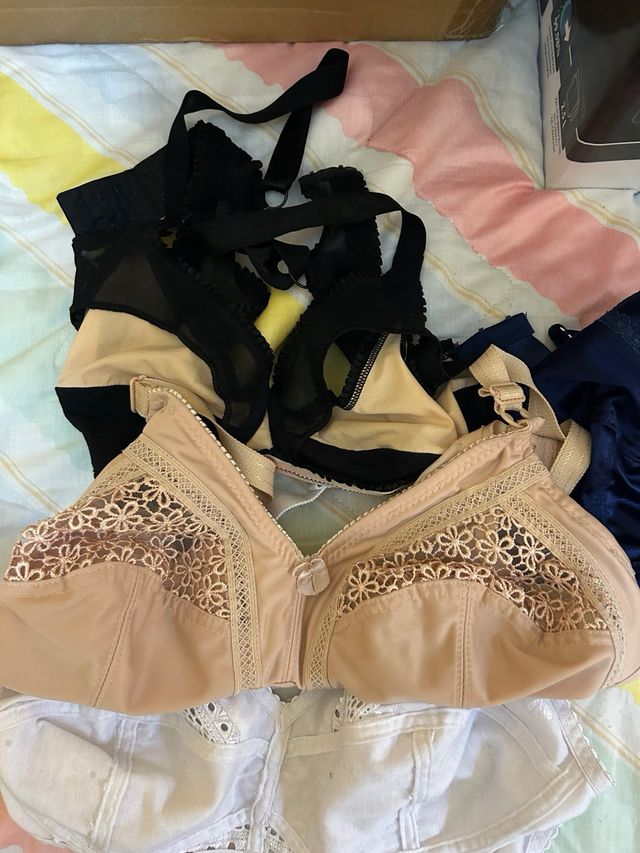 Lote de sujetadores beige y blanco