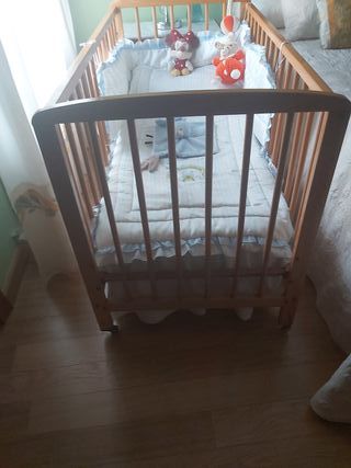 Cuna de madera con colchón sin los accesorios