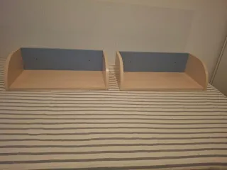 Estanterías de madera beige y azul