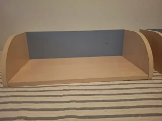 Estanterías de madera beige y azul