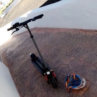 Patinete Eléctrico Negro con Casco