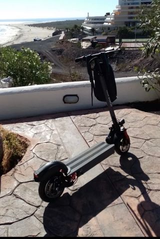 Patinete Eléctrico Negro con Casco