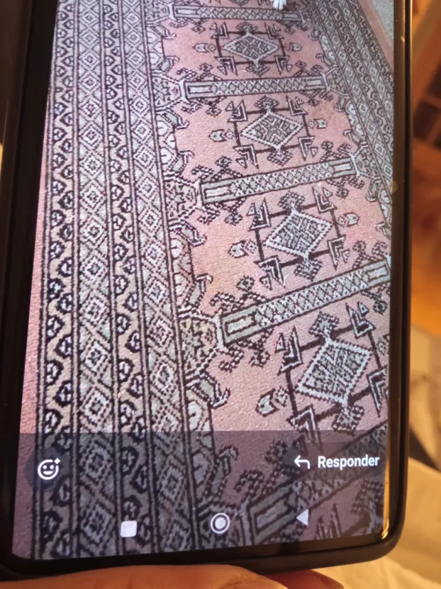 Alfombra de pasillo beige y rosa