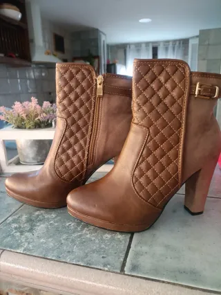 Botines de tacón elegantes marrones