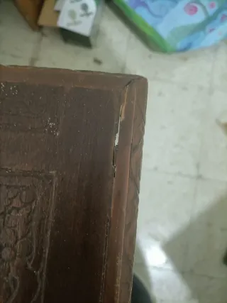 Baúl antiguo de madera tallada