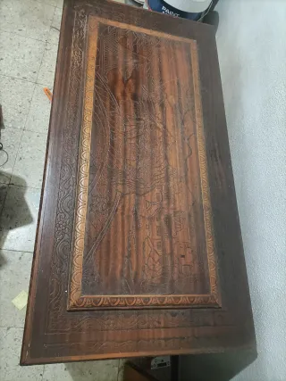 Baúl antiguo de madera tallada