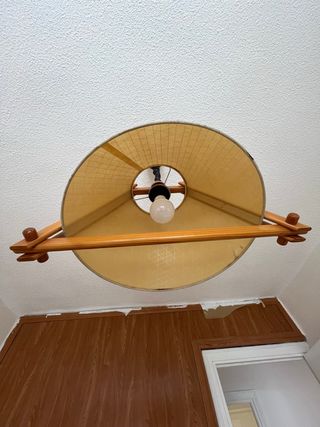 Lámpara de techo de papel y madera