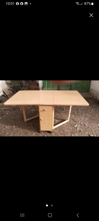 Mesa plegable de madera con cajón