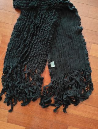 Sciarpa nera in maglia elasticizzata con un design