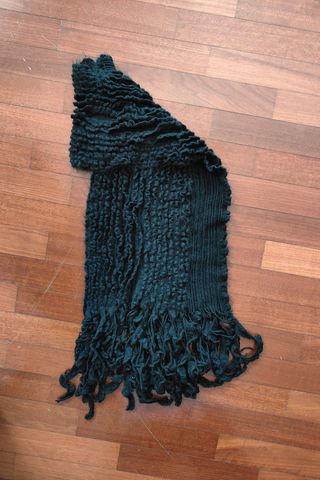 Sciarpa nera in maglia elasticizzata con un design