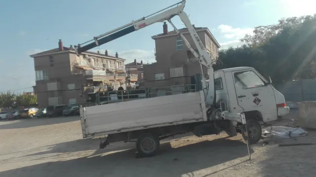 Camión grúa y volquete