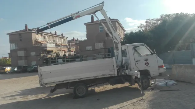 Camión grúa y volquete