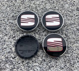 Tapabujes Seat 56mm Negro Rojo