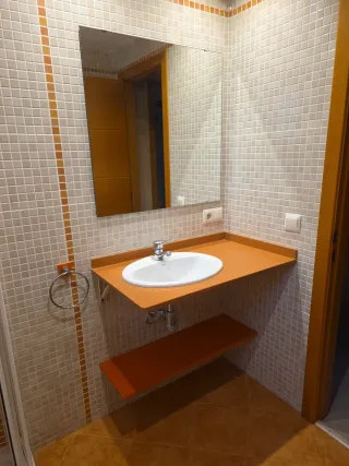 Conjunto baño encimera y lavabo naranja