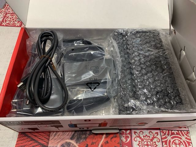 Nintendo Switch + 3 giochi +  accessori extra