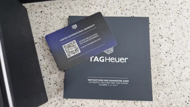 Estuche,  manual y tarjeta Tag Heuer