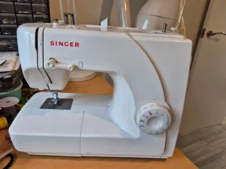 Máquina de coser Singer blanca