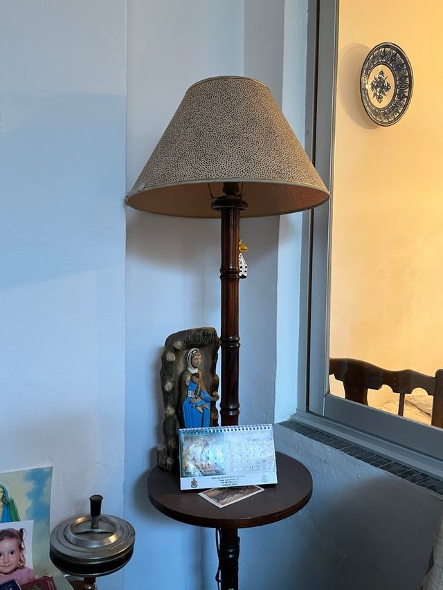 Lampada da terra in tessuto e legno con base da tavolo