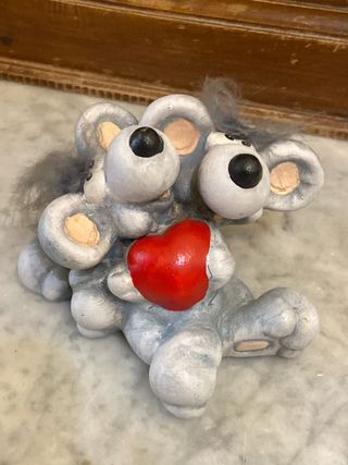 Coppia di topolini con cuore rosso