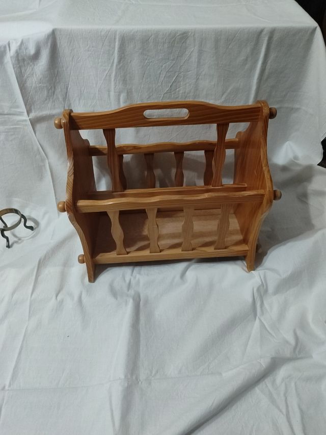 Porta revistas em madeira.