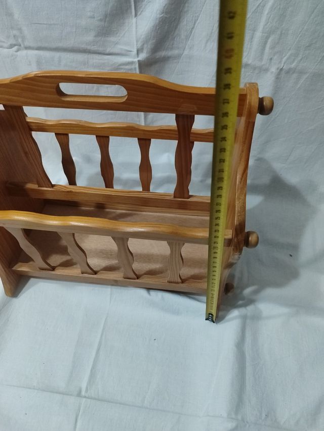 Porta revistas em madeira.