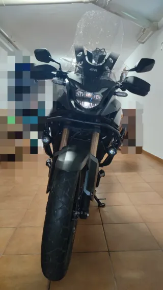 Honda CB500X 2022 Negra con Baúl Givi 47 L