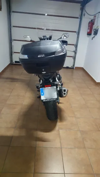 Honda CB500X 2022 Negra con Baúl Givi 47 L