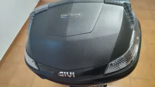 Honda CB500X 2022 Negra con Baúl Givi 47 L