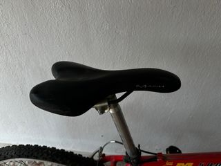 Bicicleta de montaña NEWSTAR roja